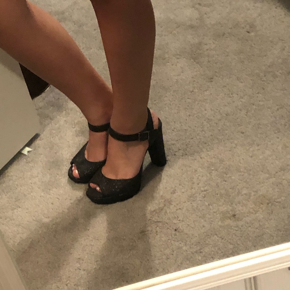 Black glitter Gianni Bini Heels (6)
